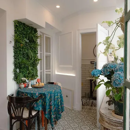 Апартаменты Charming 1br With Terrace Praca Flores | By Airnest *