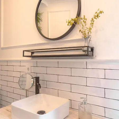 Charming 1br With Terrace Praca Flores | By Airnest Appartement Lissabon
