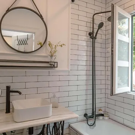 Apartment Charming 1br With Terrace Praca Flores | By Airnest